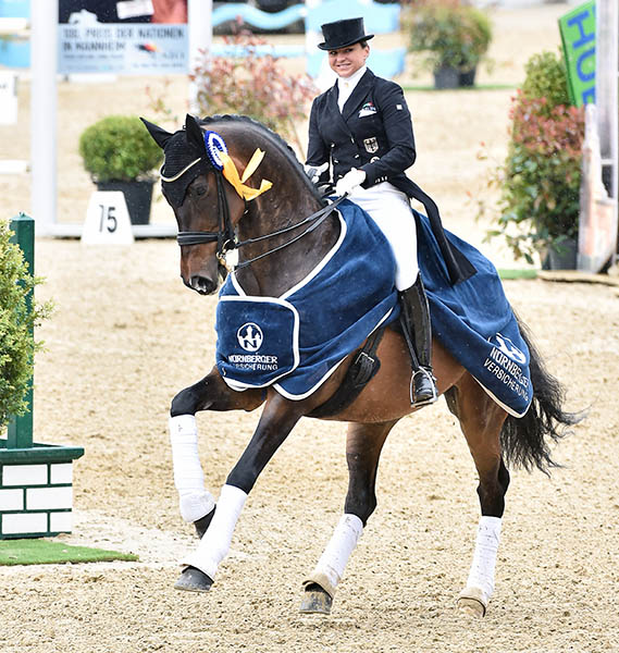 Dorothee Schneider on Santiago celebrating victory in the Nürnberger Burg-Pokal at Mannheim. © 2015 Karl-Heinz Frieler